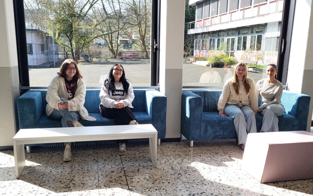 Neue Sitzgelegenheiten für das Pausenzentrum dank Spende der Sparkasse