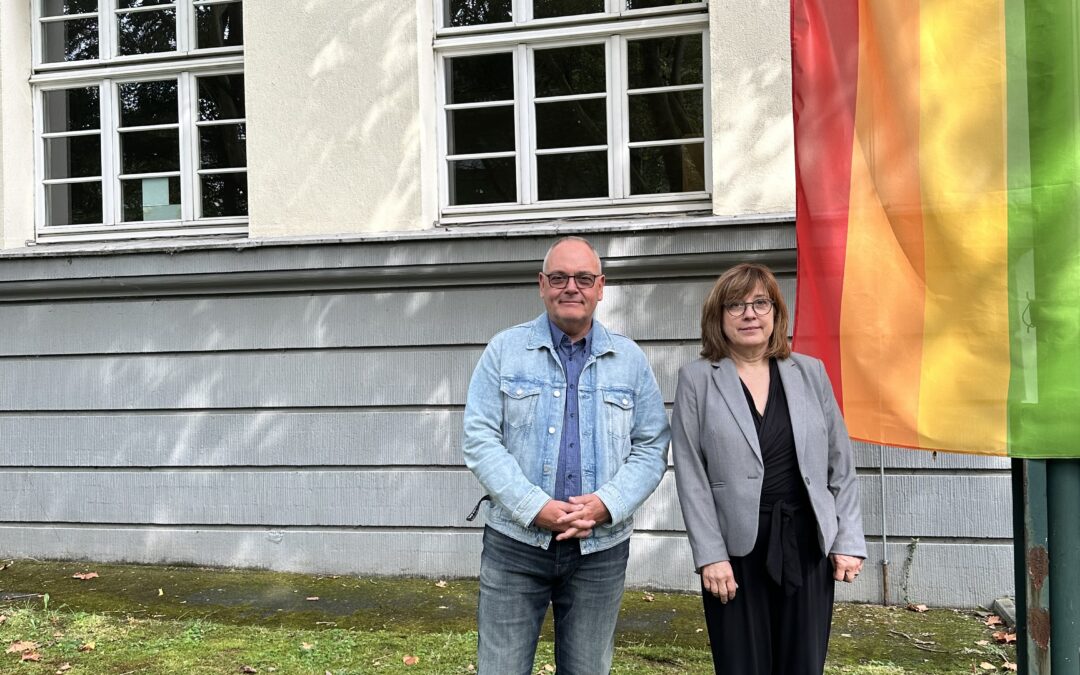 Zeichen für Vielfalt und Toleranz: Regenbogenfahnen am Berufskolleg Kohlstraße